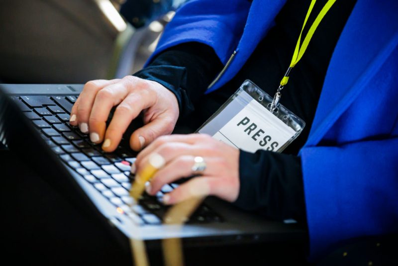 Logiciels pour espionner des journalistes : des ONG serbes portent plainte