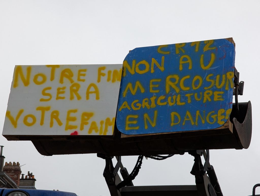 Mercosur : des agriculteurs manifestent devant le Parlement européen