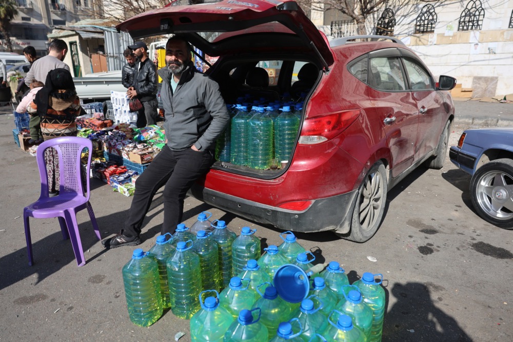 Lebanese fuel vendors in the streets of Damascus