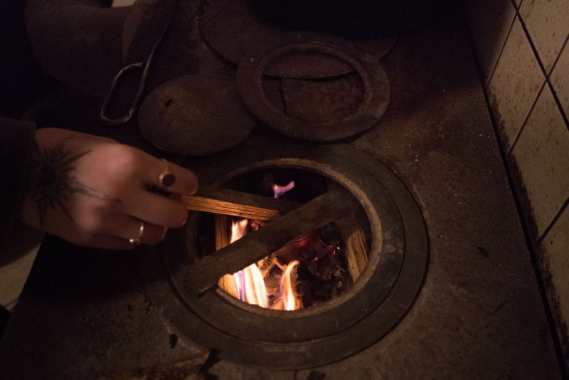 L’interdiction controversée des poêles à bois est reportée