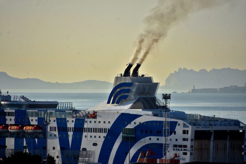 Le soutien à une taxe mondiale sur les émissions du transport maritime augmente