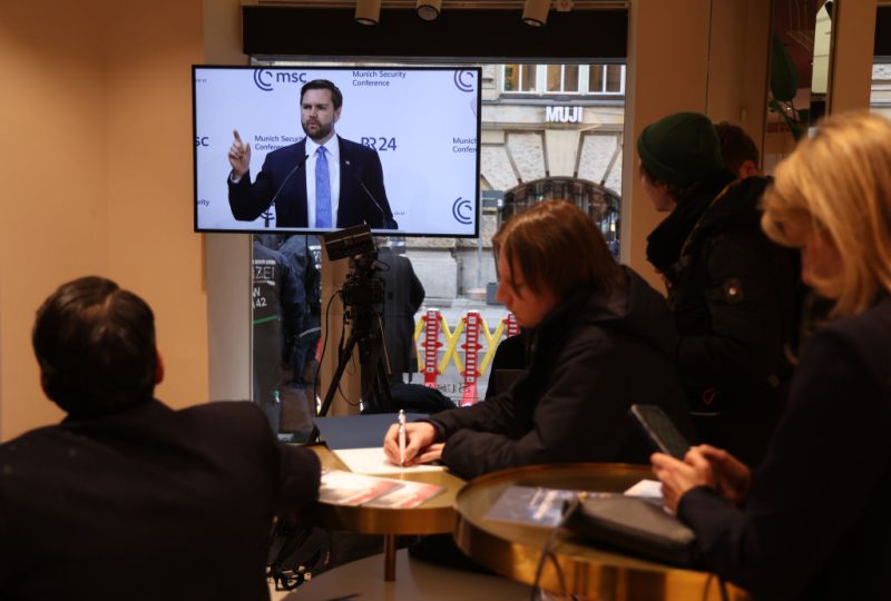 Après le discours de J.D. Vance à Munich, la classe politique roumaine réagit en ordre dispersé