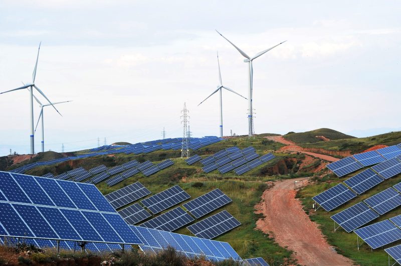 Le nombre de projets solaires et éoliens dans le monde augmente, mais les retards de construction persistent