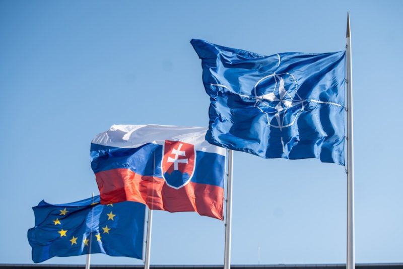 Slovaquie : les partis politiques s'opposent à l'envoi de troupes en Ukraine, mais divergent sur l'aide financière