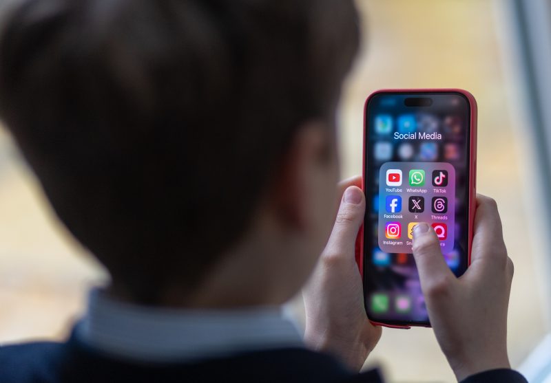 La Grèce lance « Kids Wallet » pour inciter l'UE à agir contre la dépendance en ligne des mineurs 