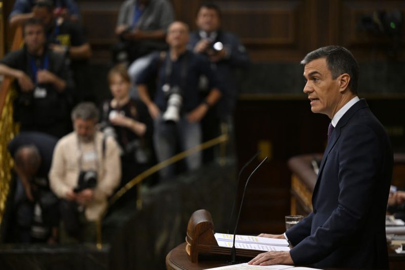 Carles Puigdemont et Pedro Sánchez s'entendent pour autoriser la Catalogne à gérer la politique migratoire