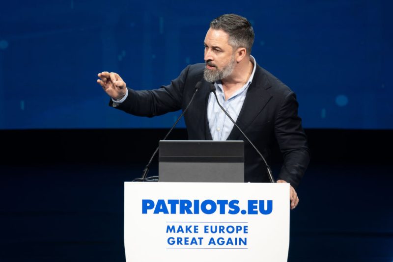 Espagne : le dirigeant de Vox nie le soutien du parti à l'imposition des droits de douane par Donald Trump 
