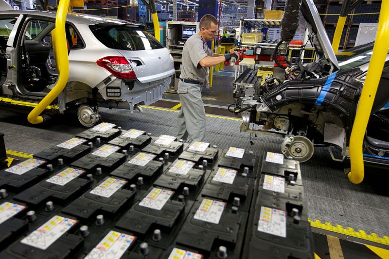 Baromètre industriel de l'État : l'industrie verte en tête des ouvertures d'usines en France, l'automobile en recul