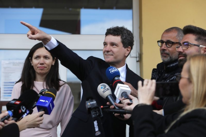 Roumanie : le maire libéral de Bucarest remporte le second tour de la présidentielle