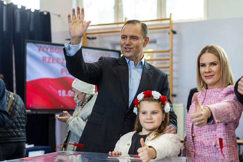 Présidentielle polonaise : le conservateur Karol Nawrocki séduit l’extrême droite pour le second tour