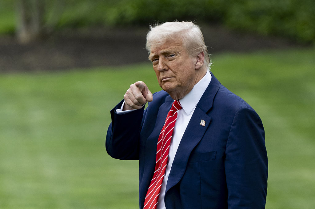 Trump impose de nouveaux droits de douane : l’euro grimpe, les marchés européens s’envolent