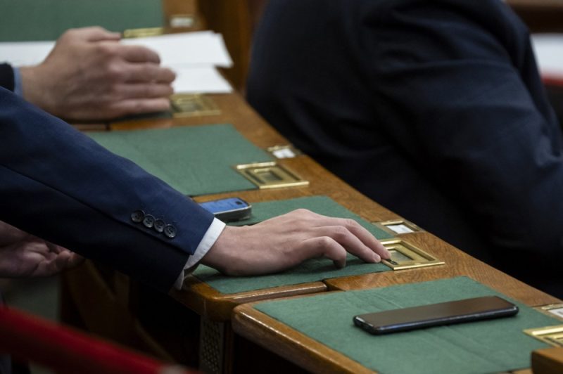 La Hongrie reporte le vote d’une loi ciblant ONG et médias