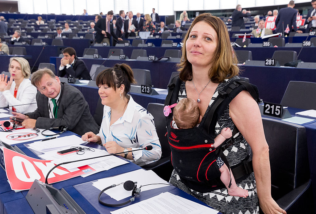 Le Parlement européen veut permettre aux eurodéputées en congé maternité de voter par procuration
