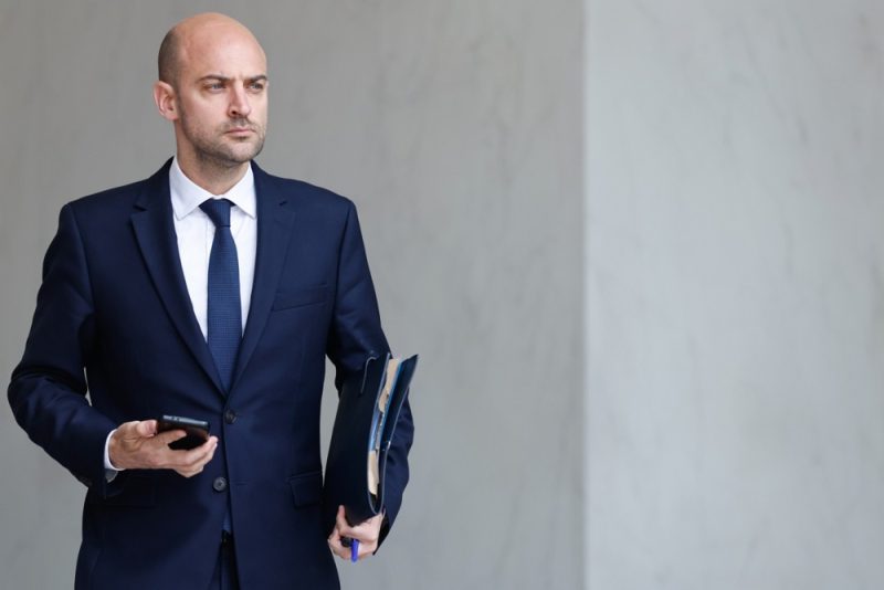 Droits de douane : si l’UE cède devant Donald Trump, demain la Chine en imposera, estime Jean-Noël Barrot