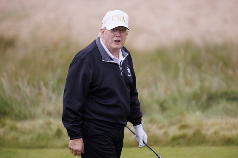 Trump en Écosse : les « monstrueuses » éoliennes, le « méchant » maire et le « beau » parcours de golf