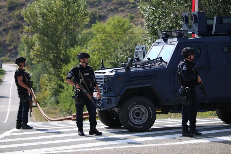 Armes, mandats d’arrêt, manifestations… une campagne électorale sous tension au Kosovo