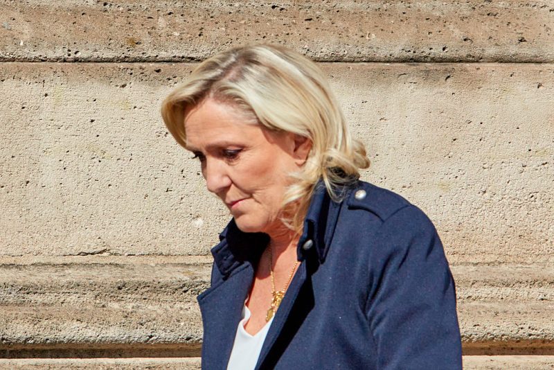 Les Le Pen sommés de rembourser 303 000 euros au Parlement européen