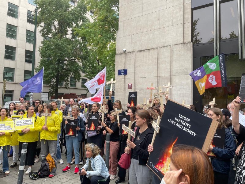 À Bruxelles, des manifestants protestent contre la destruction d’un stock de 10 millions de dollars de contraceptifs américains