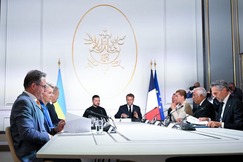 Emmanuel Macron annonce l'engagement de 26 pays à garantir la sécurité de l'Ukraine 
