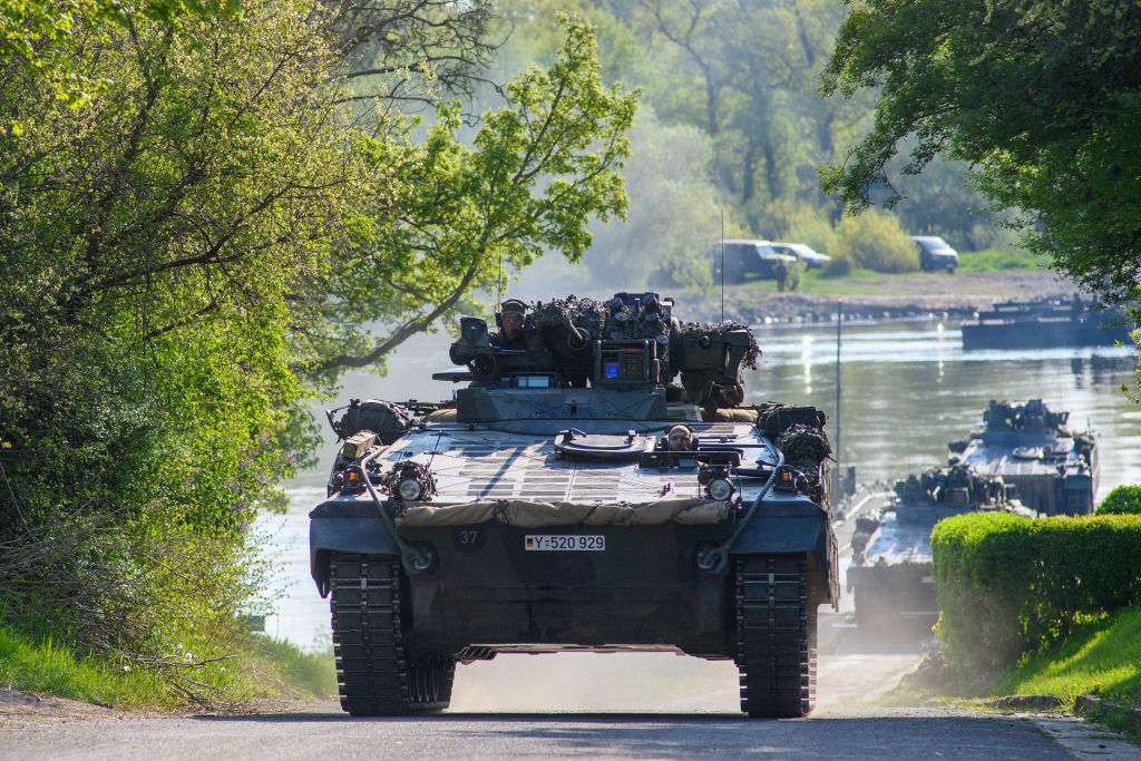 Frontières, goulets d’étranglement et paperasse : les obstacles à la mobilité militaire en Europe