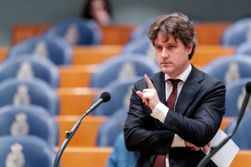 Pays-Bas : un candidat du centre-droit fragilisé par une polémique sur les droits des homosexuels à la veille des législatives