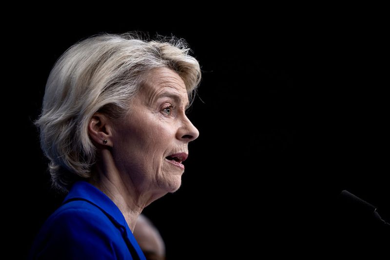 Dans sa quête de simplification, Ursula von der Leyen poussée à rendre publique son alliance avec l’extrême droite