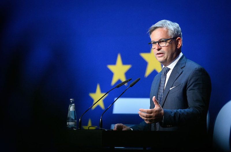 La Commission ne mènera pas les négociations sur les « centres de retour », selon le commissaire aux Migrations