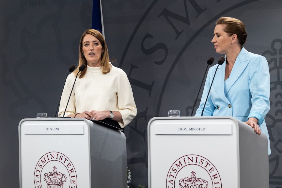 The President of the European Parliament, Roberta Metsola (L