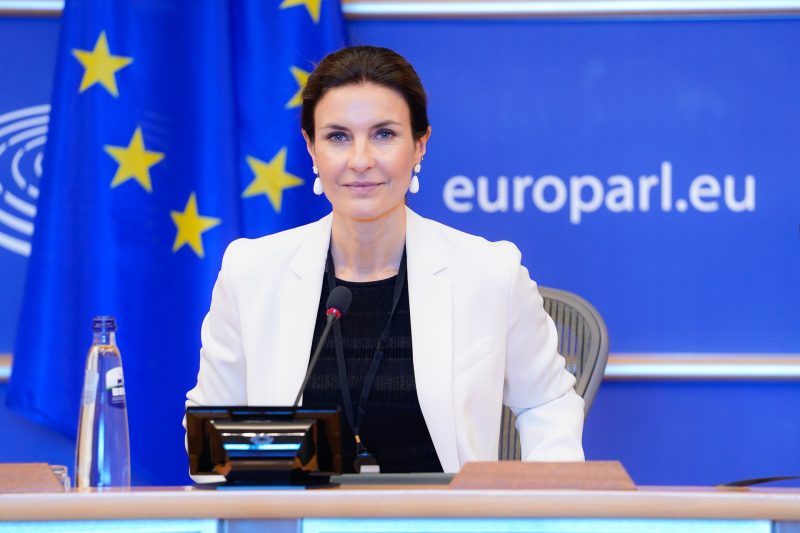 Qatargate : la commission des Affaires juridiques du Parlement protège Elisabetta Gualmini mais lève l’immunité d’Alessandra Moretti