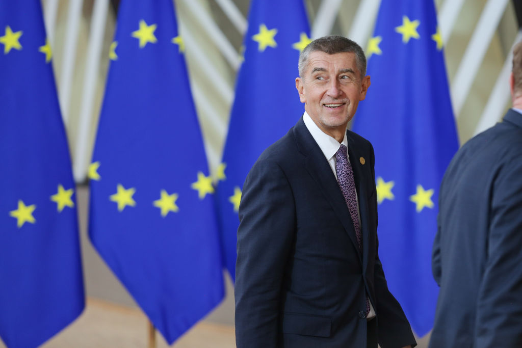 Andrej Babiš fait volte-face : la République tchèque maintient son programme d&rsquo;approvisionnement en munitions pour l&rsquo;Ukraine