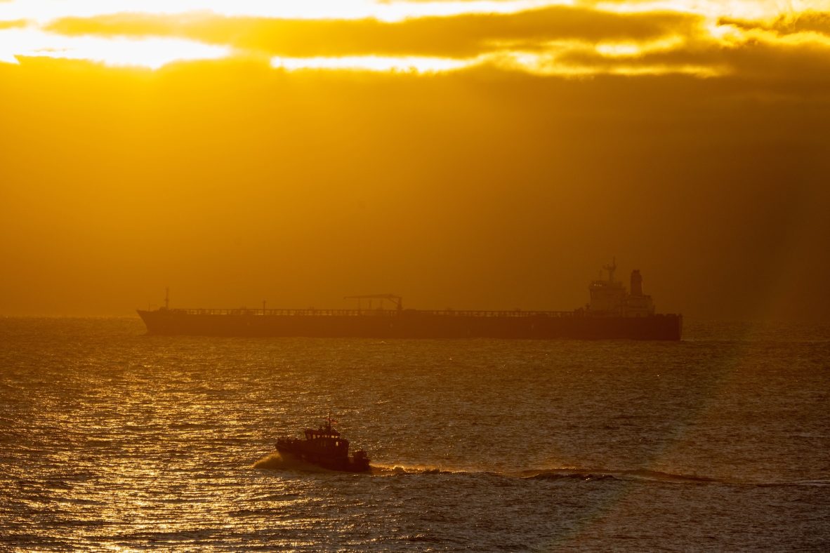 Unmaneuverable oil tanker in Sassnitz