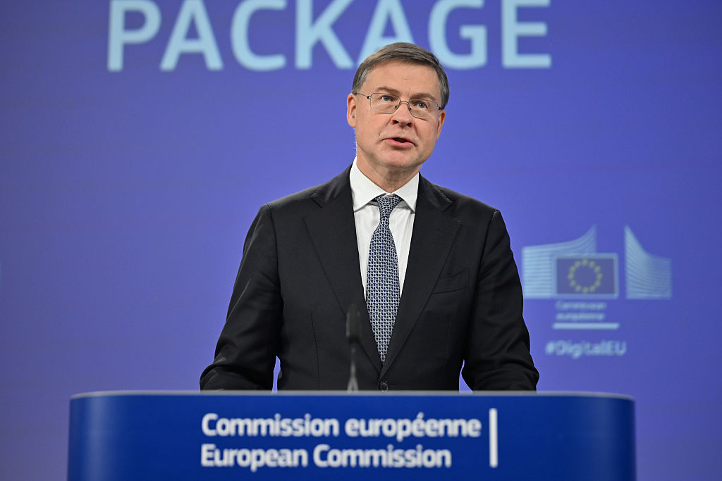 L’UE prête à interdire les services maritimes aux pétroliers russes, même sans le G7, affirme le commissaire à l’Économie