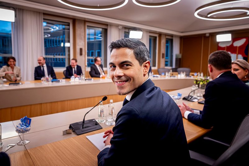 Le premier ministre néerlandais prend ses fonctions alors qu'une bataille fait rage autour de la « contribution à la liberté » de 5 milliards d'euros