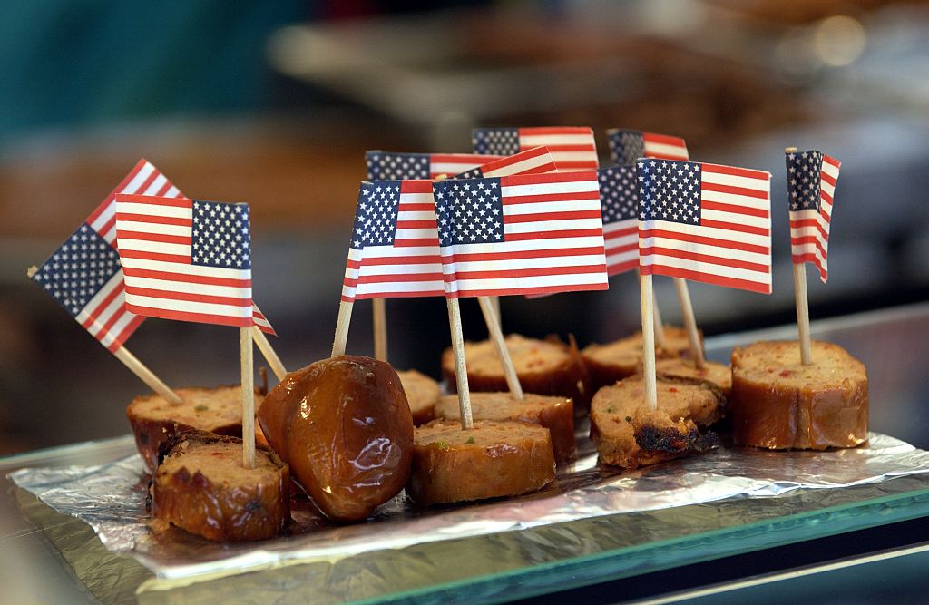 Symbol USA, Amerika, Deutsch-Amerikanisches Volksfest Bratwurstscheiben mit US-Faehnchen