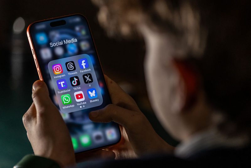 La Grèce interdit les réseaux sociaux via l'application Kids Wallet, mais des défis persistent