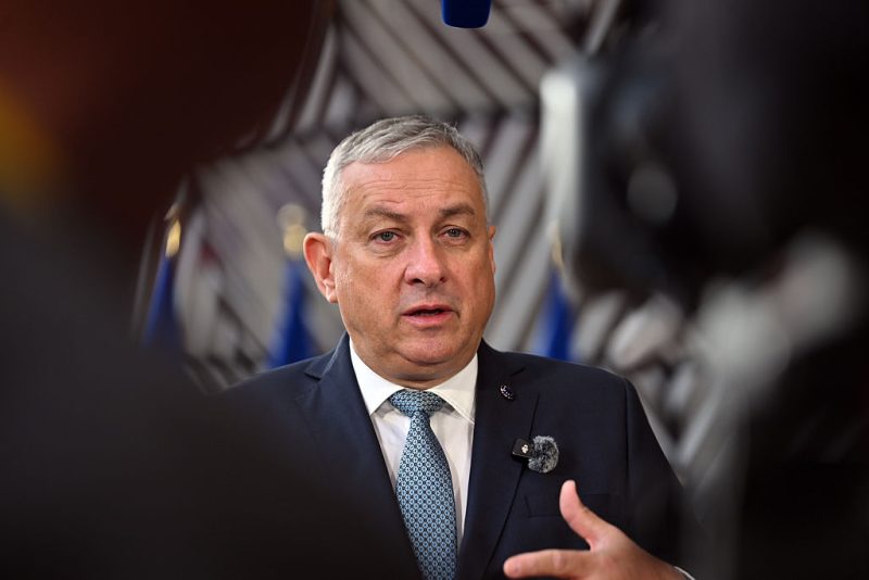 Le responsable des partenariats de l'UE critique les accords de santé mondiale fondés sur le principe « America First »