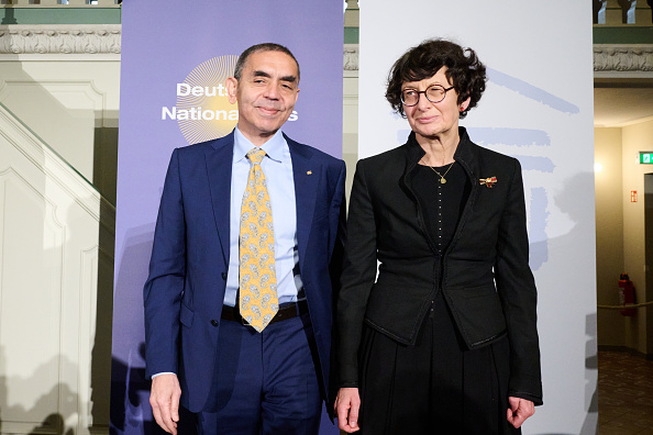 Les fondateurs de BioNTech quittent leurs fonctions de PDG pour développer des thérapies à base d'ARNm alimentées par l'IA