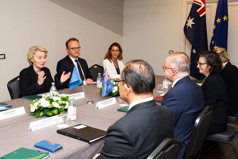 Bruxelles marche sur des œufs avec les agriculteurs alors que von der Leyen se rend en Australie