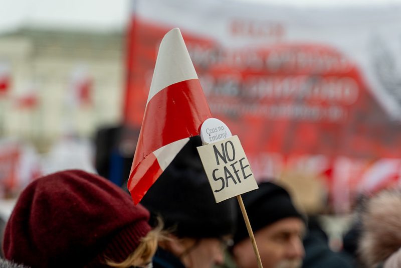 La Commission espère une issue à l’impasse du programme SAFE polonais