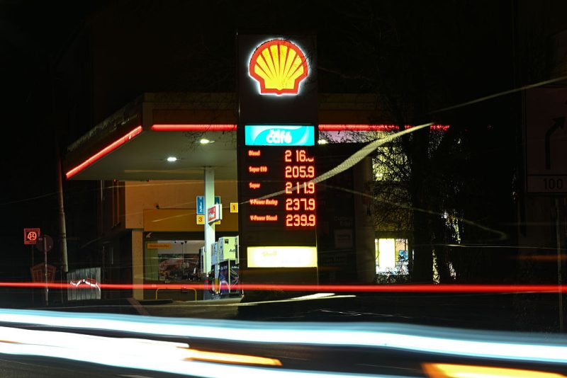 Comment les gouvernements européens tentent de contenir la hausse des prix de l'essence