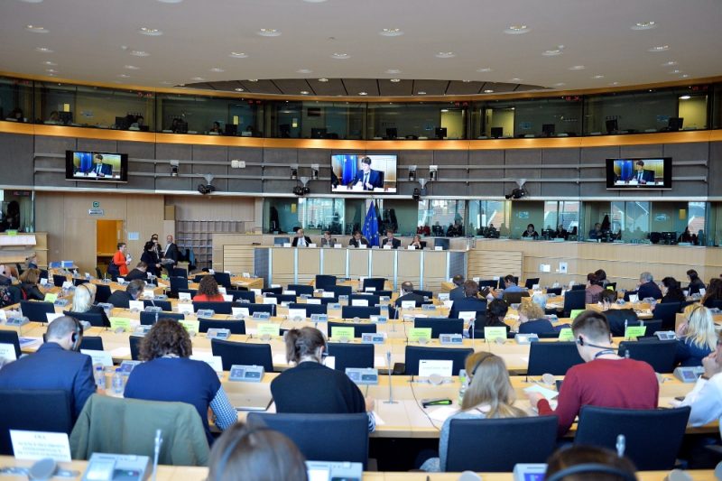 La commission parlementaire ne parvient pas à adopter de position sur la loi relative à l'analyse des conversations en ligne