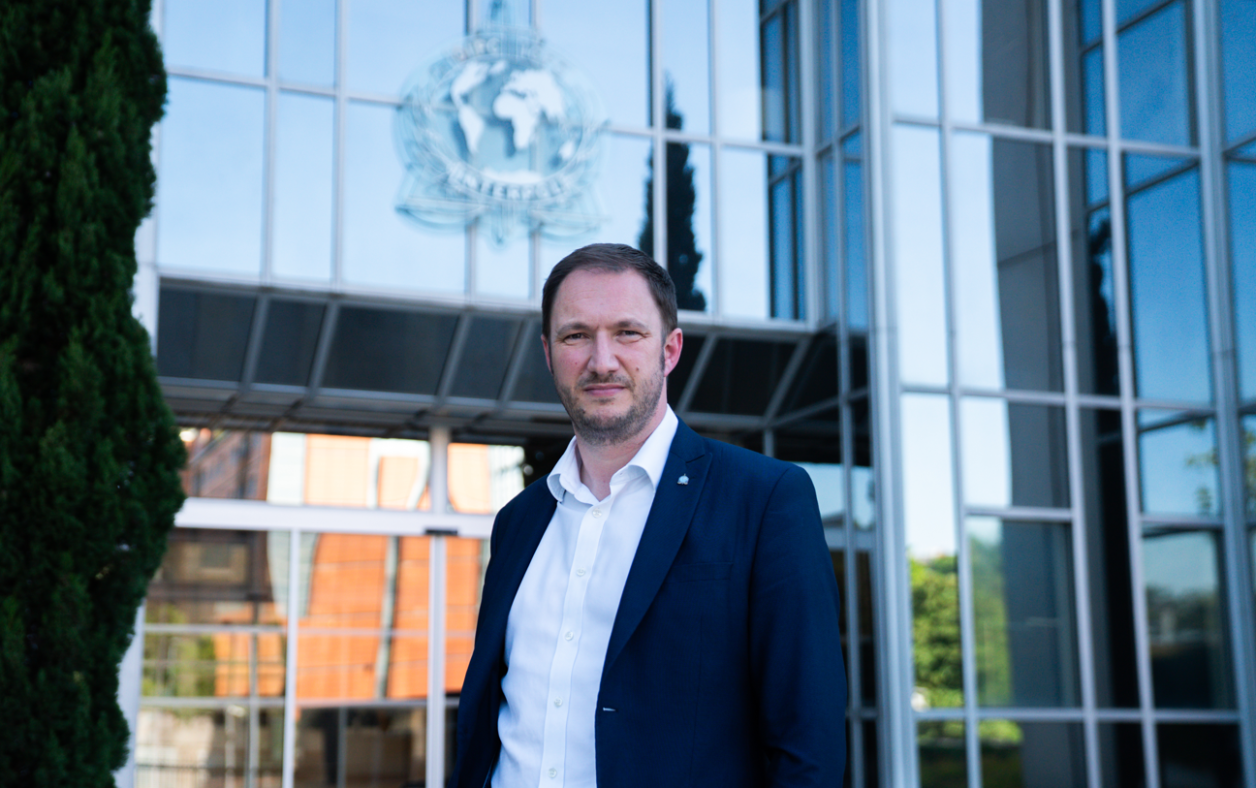 INTERVIEW : Arrêtez de stigmatiser les victimes âgées d'escroqueries à l'IA, demande un responsable d'Interpol