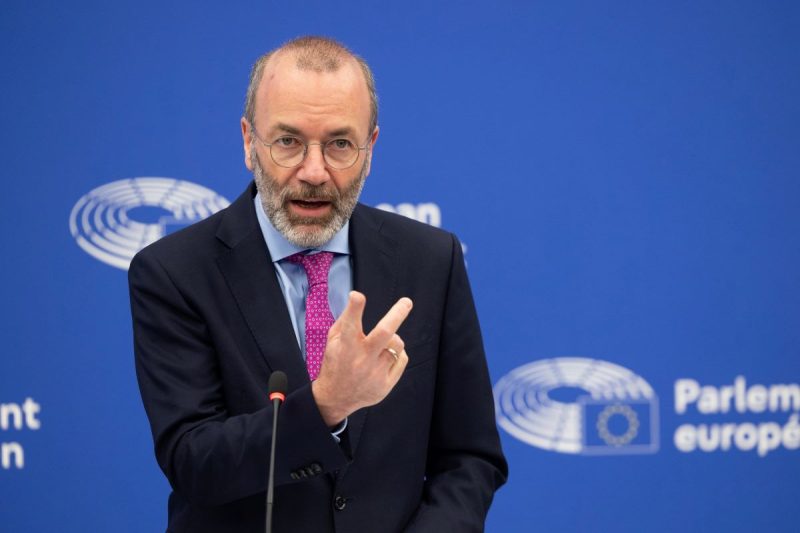 Weber reste muet sur une éventuelle coopération avec l'extrême droite sur les émissions de CO₂ des voitures