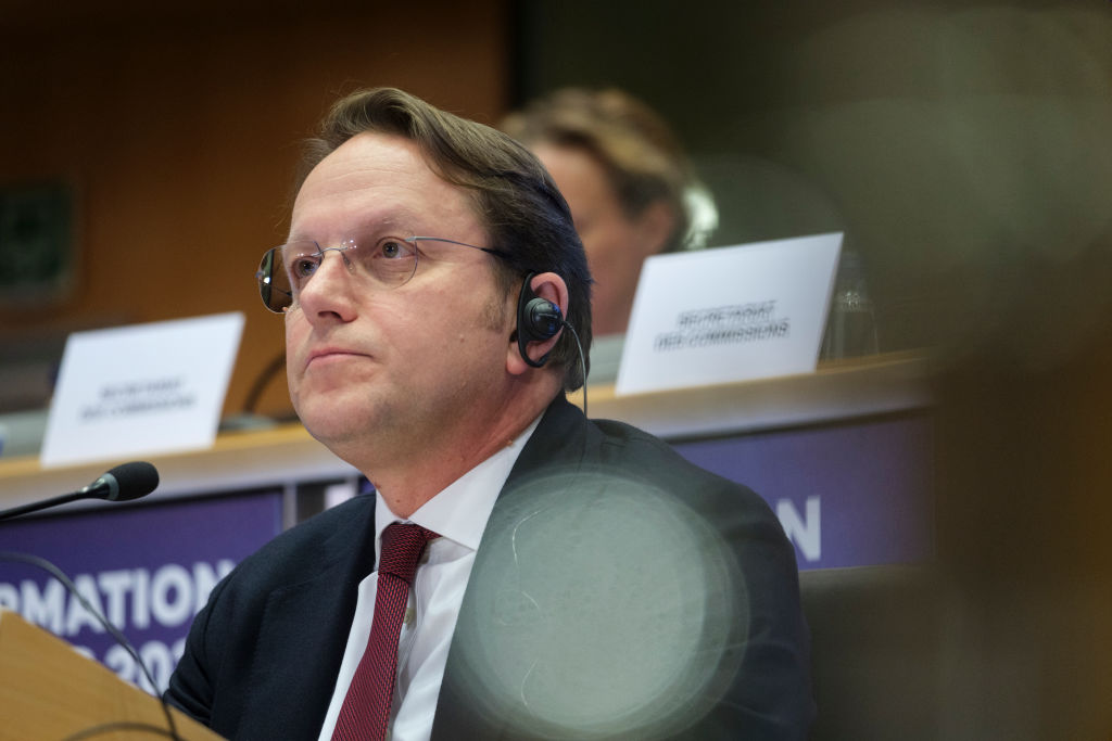 Le centre-droit européen sauve le poste d&rsquo;un allié d&rsquo;Orbán à Bruxelles