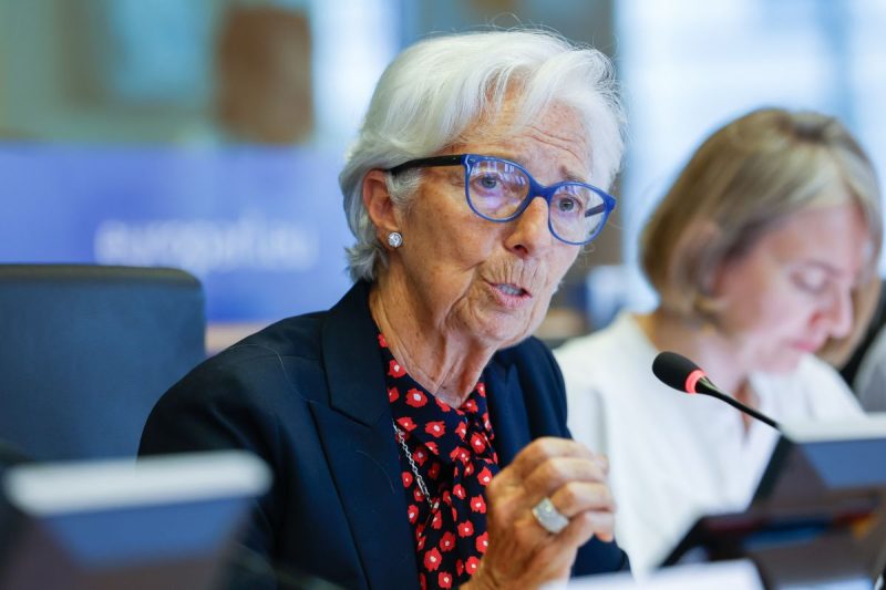 Le choc causé par la guerre en Iran est important mais ne devrait pas durer, selon Lagarde
