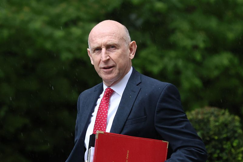 Le ministre britannique de la Défense démissionne après un différend sur les dépenses militaires