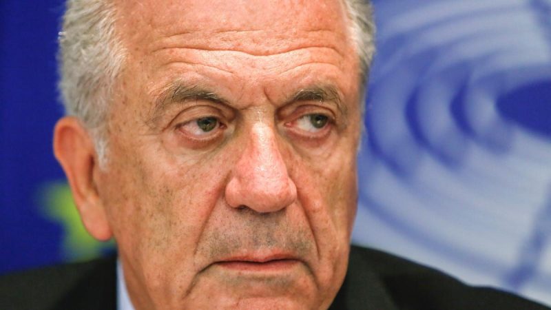 Qatargate : Avramopoulos n'a pas été innocenté, selon la Commission européenne