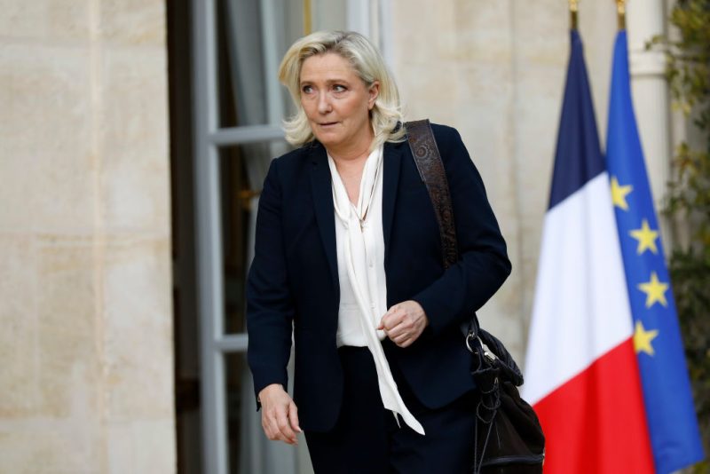 Le Pen file vers l'Élysée alors que les incertitudes juridiques s'accumulent
