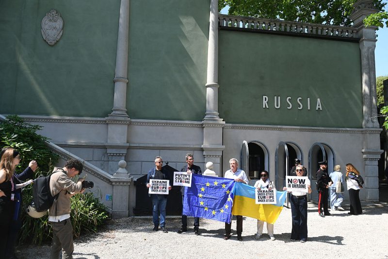 La Commission recommande de mettre fin au financement de la Biennale de Venise
