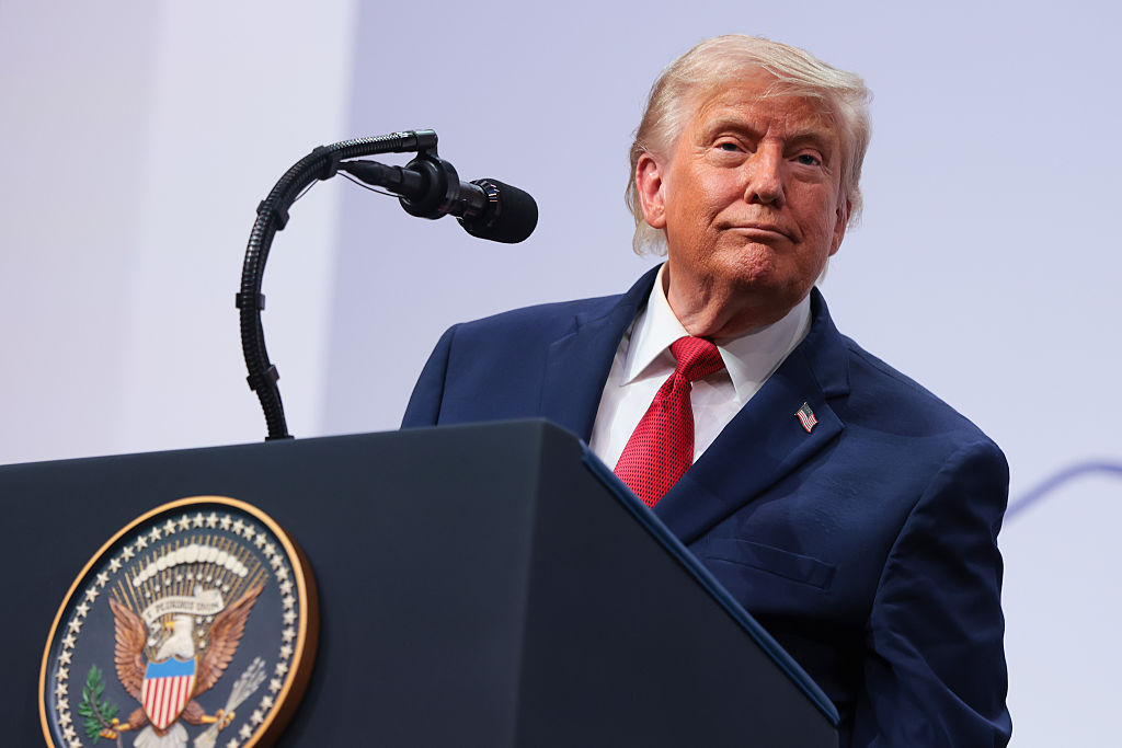 Trump « ne savait pas » ce qu'est un carton rouge : l'Europe siffle la polémique